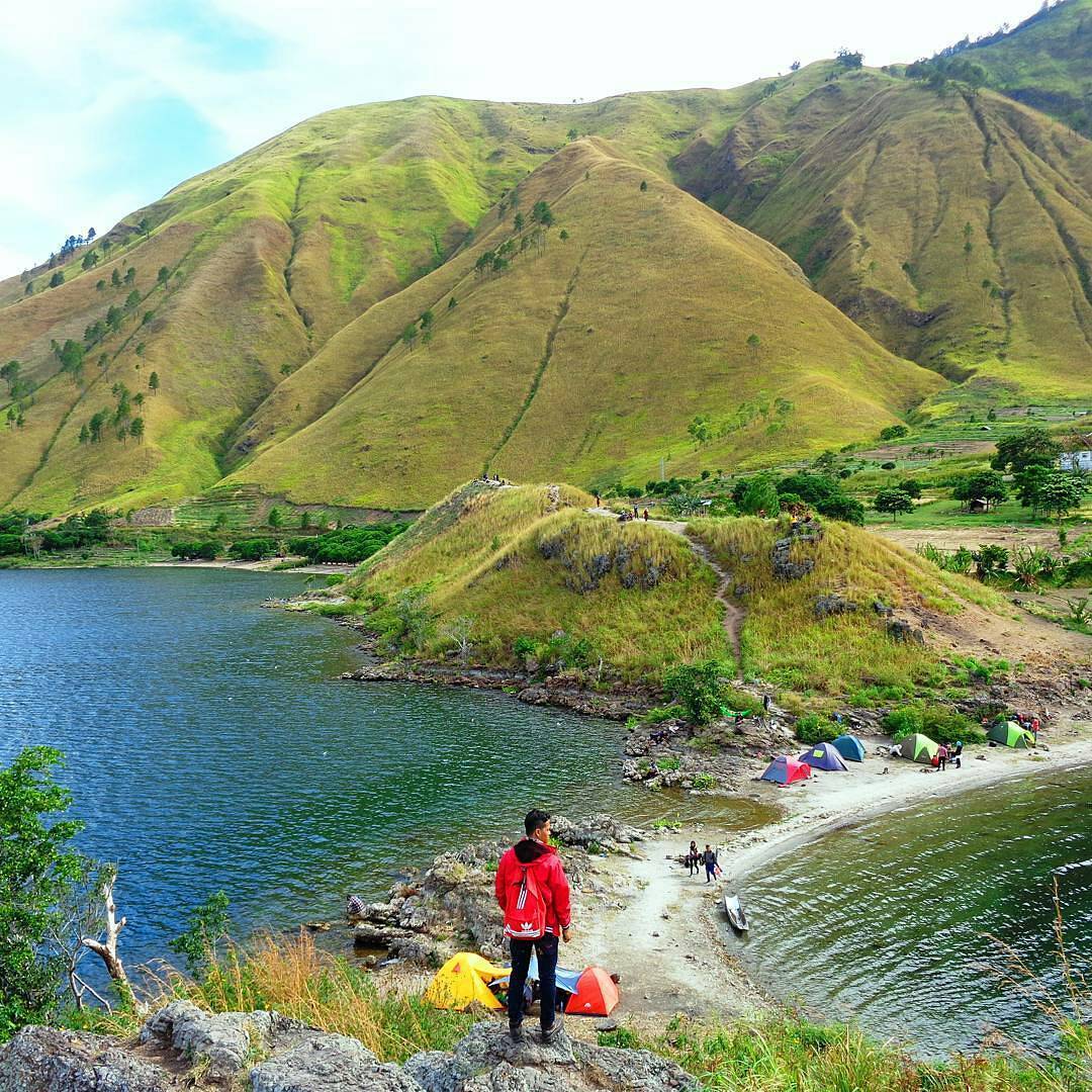 Island-Hopping Adventures on Lake Toba Tour