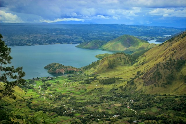 Embark on a Journey of Wonder: Discover Lake Toba's Magnificence with Tobatransporter.com's Specialized Tours!